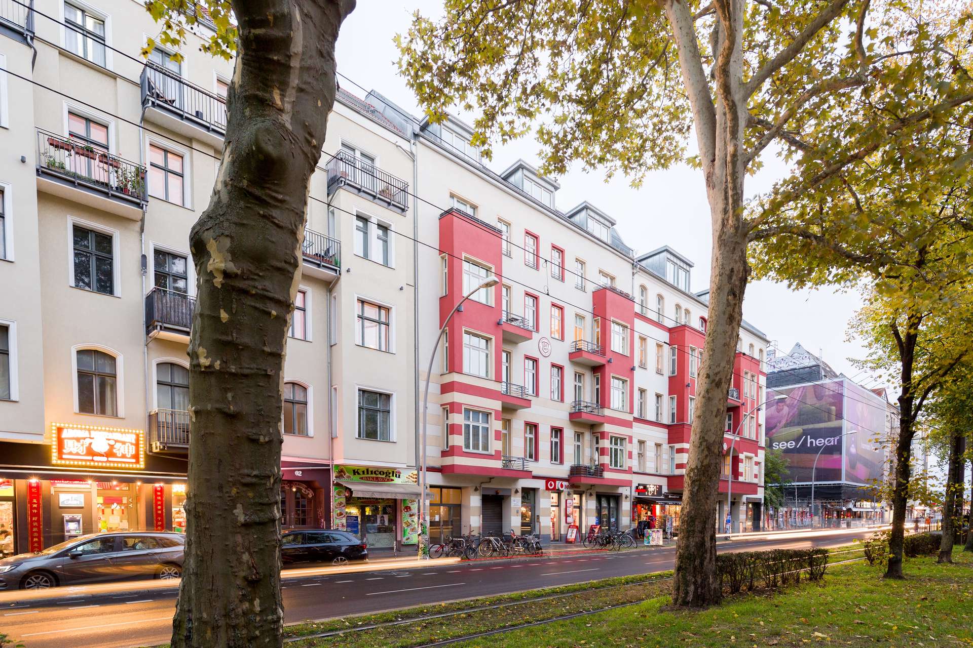 Original-Außenansicht der Warschauer Straße 60 mit Berliner Altbaufassade und Straßenbäumen